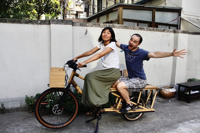 David和Candy骑在“tiger dad”上，这辆车相当拉风。        澎湃新闻记者 王昱 图