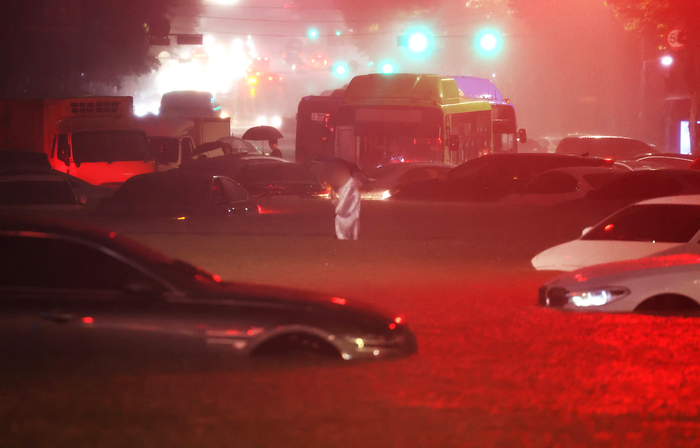 当地时间2022年8月8日，韩国首尔江南区大峙站附近，道路因车辆浸水乱成一团。