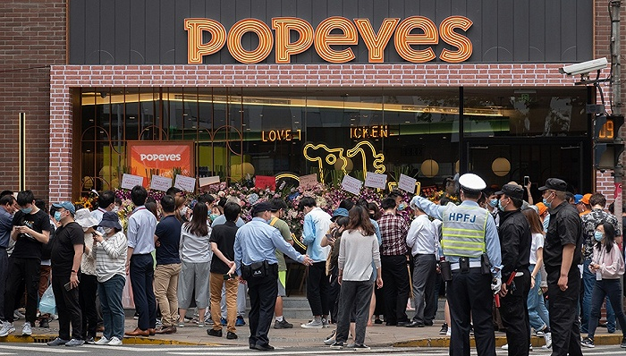 　Popeyes首店开业的排队场景