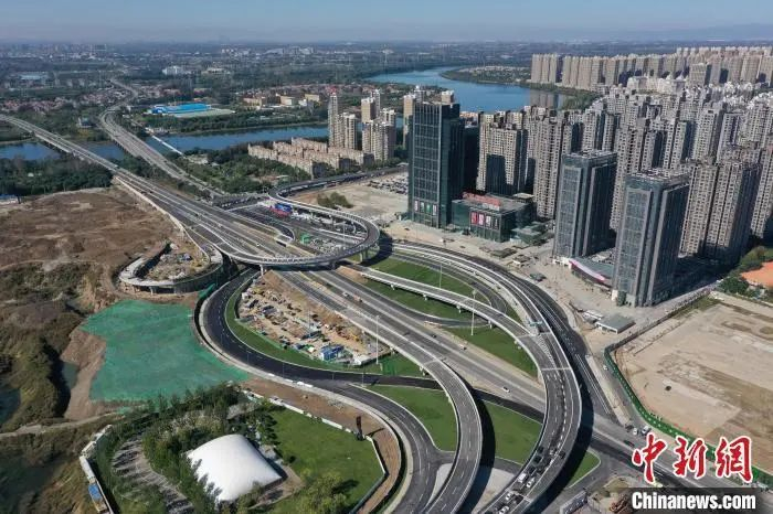 资料图：通燕高速燕郊出口立交枢纽。刘向 摄