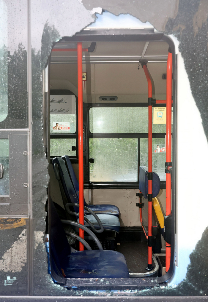 当地时间2022年8月9日上午，韩国首尔，公交车窗户被前一夜的暴雨洪水打破。