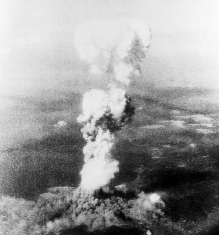 1945年8月6日，日本广岛，原子弹爆炸后形成的蘑菇云