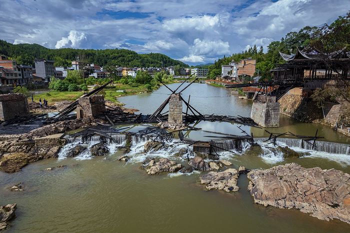 2022年8月7日，福建宁德屏南万安桥，桥体基本烧毁。林建生/视觉中国 图