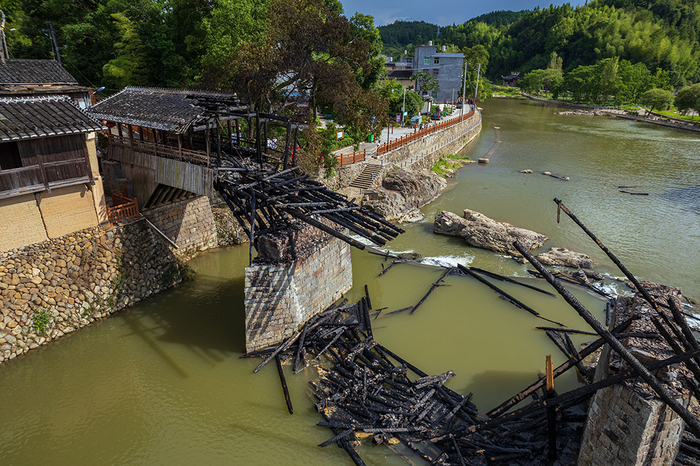 2022年8月7日，福建宁德屏南万安桥，桥体基本烧毁。林建生/视觉中国 图