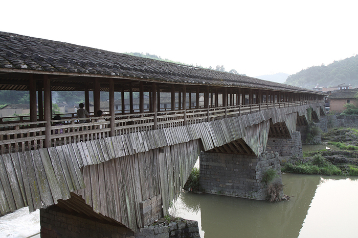 2012年6月12日，福建宁德，当地居民在万安桥上休闲纳凉。视觉中国 图