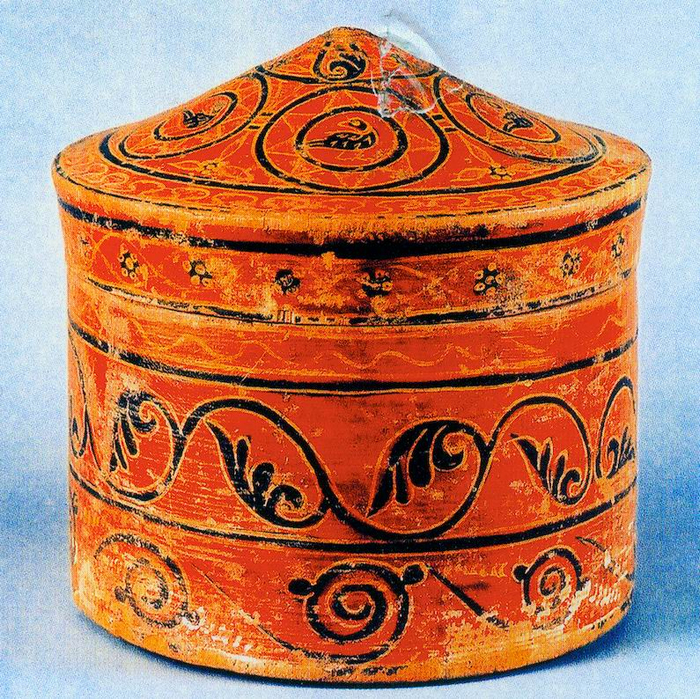 图1-4 库车苏巴什遗址出土忍冬纹舍利盒 藏巴黎吉美博物馆