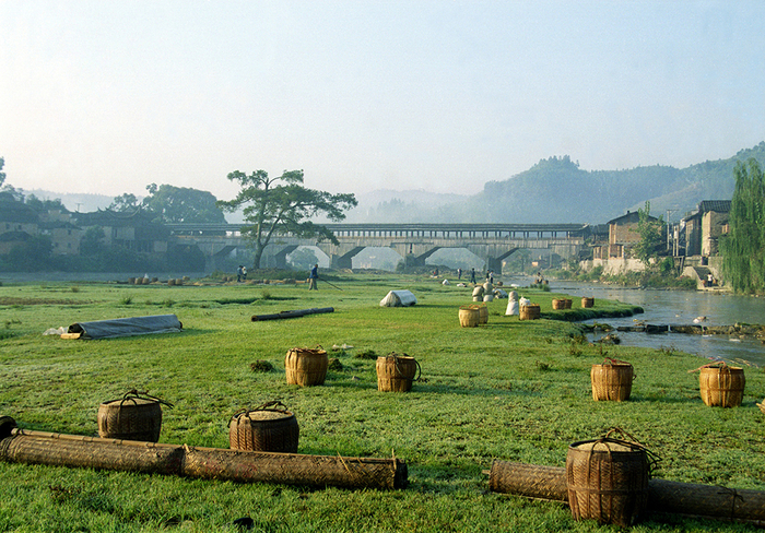 2002年10月，福建屏南，万安桥下水位下降，桥下长期露出的大片河滩，成了农民秋季晒谷子的好地方。余慧君/视觉中国 图