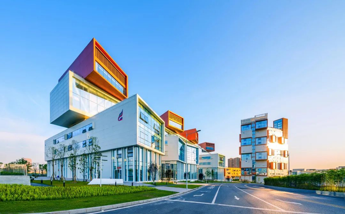 重庆邮电大学工业互联网现代产业学院教学楼和学生宿舍楼远景。艾欣 摄