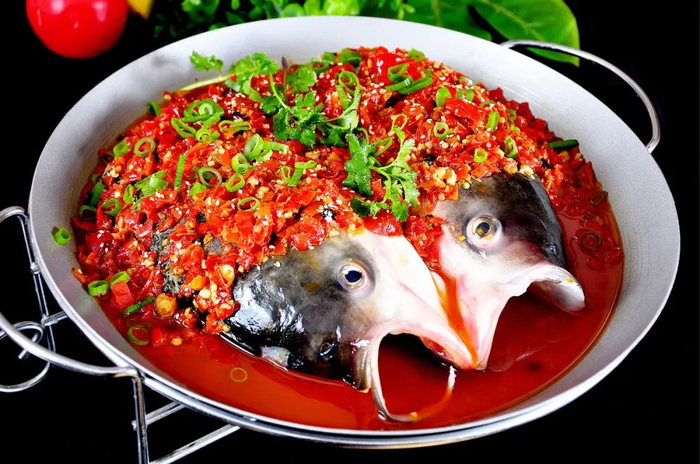剁椒鱼头是湘菜的代表。餐餐不离辣的湖南人，发明辣条也不奇怪 / 图虫创意