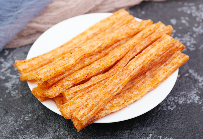 辣条口味众多，有人喜欢甜辣，有人喜欢麻辣 / 图虫创意