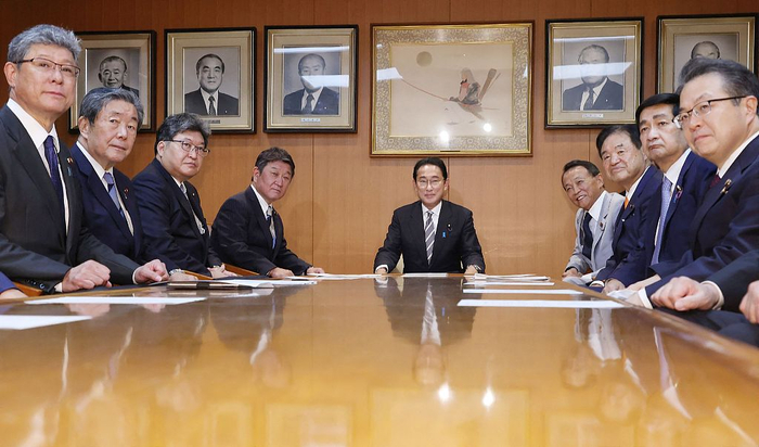 当地时间2022年8月10日，日本东京，在内阁改组之前，日本首相岸田文雄（中）出席自民党办公室举行的自民党高层会议。视觉中国 图