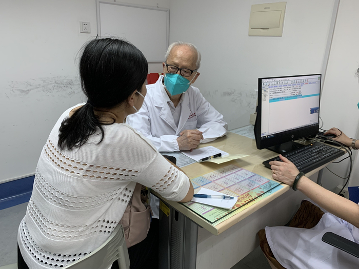 李国维为女性患者看病。澎湃新闻记者 陈斯斯 图