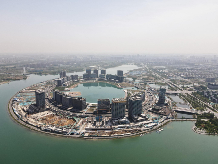 郑州纾困基金帮扶的首个项目是建业北龙湖金融岛写字楼项目。目前，郑州金融岛的建设仍在进行中。图/IC photo