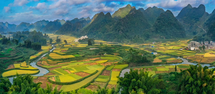 平江周边群山环绕 / 图虫创意