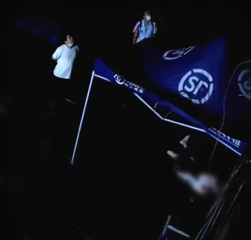 2021年8月13日晚坠楼现场，路人搬来伞棚给苏惠遮挡并拨打了120