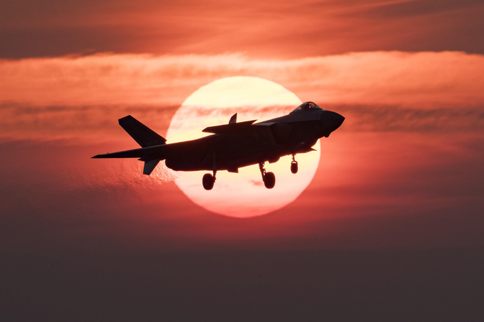 ▲资料图：空军歼-20战机开展飞行训练。图/新华社