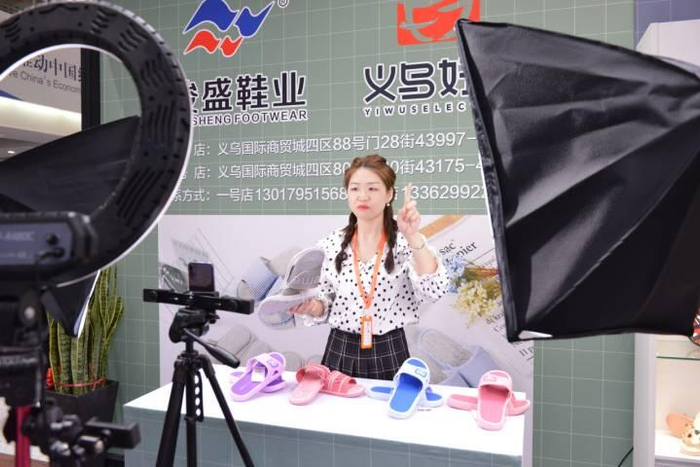 义乌国际商贸城一经营户正在直播卖鞋。图源：浙江在线