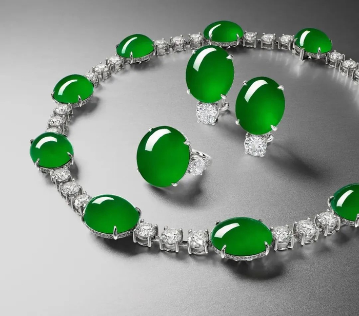　4月，一套帝王绿翡翠搭配钻石套装的拍品以4635万港元成交 图片来源：苏富比&nbsp;