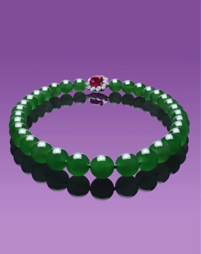 　2022年5月，一条33颗帝王绿天然翡翠珠项链以6903.75万港元竞拍成功 图片来源：佳士得