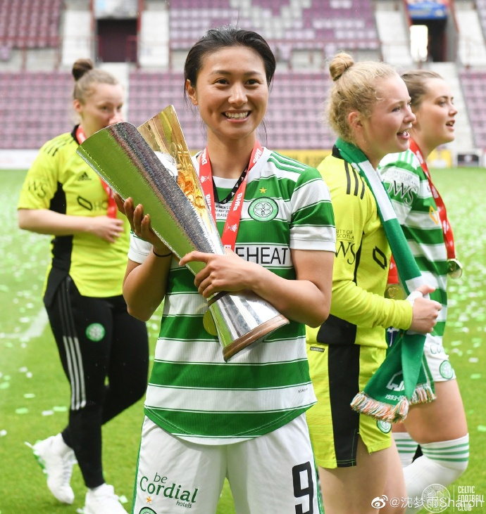 沈梦雨捧起苏格兰杯冠军。