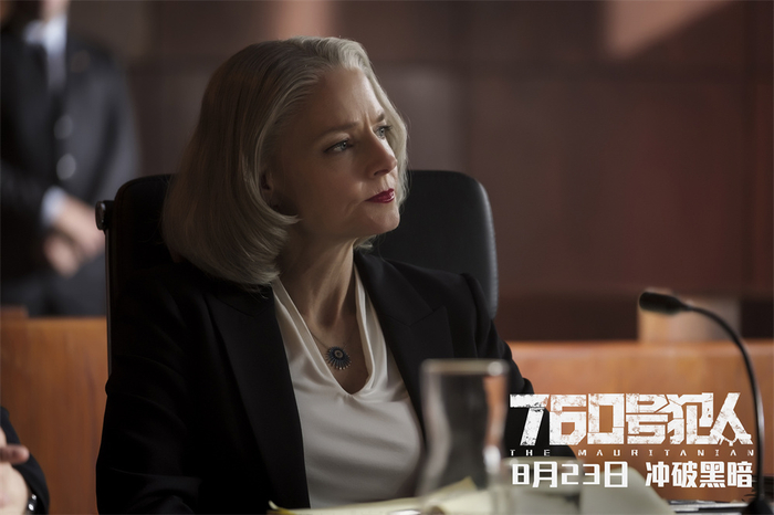 朱迪办公桌前沉思