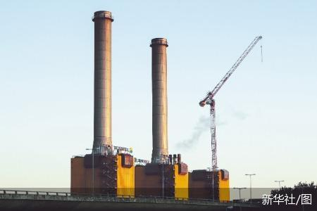 此前，德国首都柏林一座正在拆除烟囱的热电厂。 新华社/图