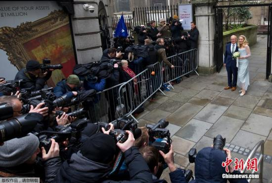  默多克与霍尔结婚当天的场面。