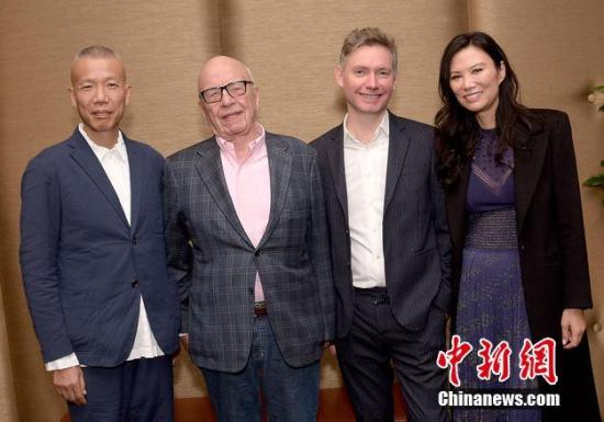  当地时间2016年11月19日，邓文迪与默多克离婚后首同框出镜 ，昔日爱侣间隔而站笑容尴尬。图片来源：视觉中国