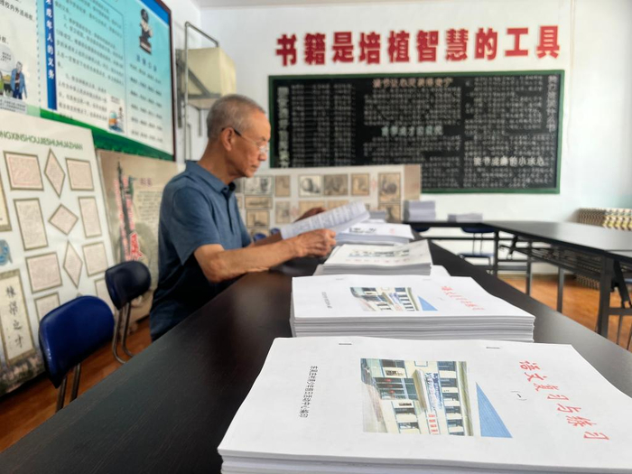 吴富生正在查看教材。（采访对象供图）