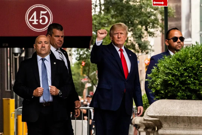当地时间10日8点半左右，特朗普离开特朗普大厦前去作证。图片来源：《纽约时报》