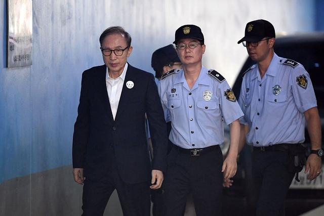 韩国前总统李明博（左一）。人民视觉 资料图