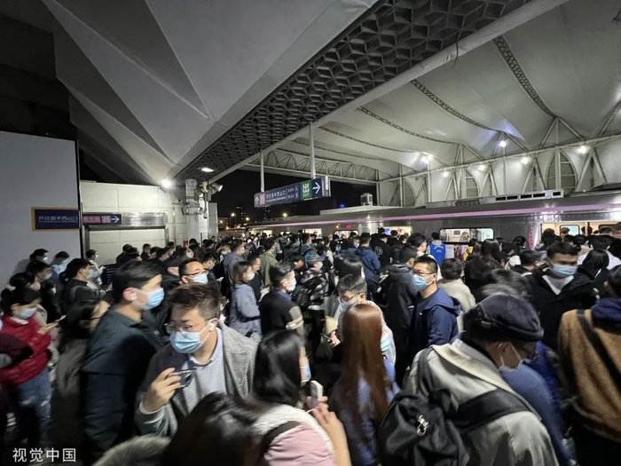 北京晚高峰的地铁站，隔着屏幕都会感觉疲劳。/视觉中国
