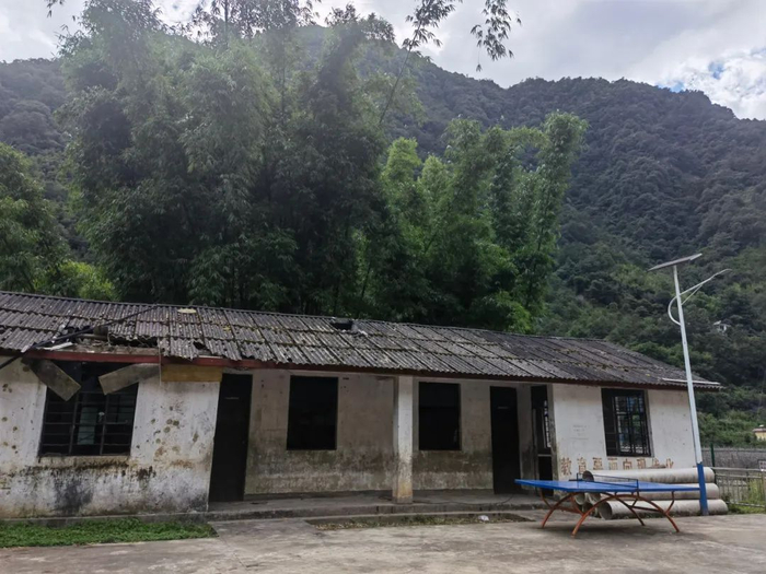 已经荒废的布腊小学。新京报记者 李照 摄