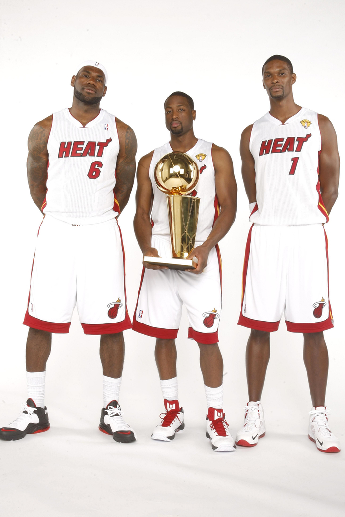 詹姆斯（左）在热火时期身披6号球衣。&nbsp; 资料图/视觉中国