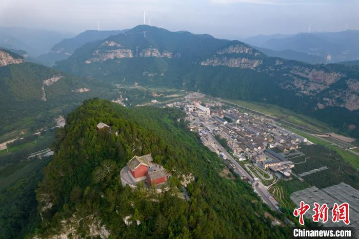 丈河村周边的险峻孤峰上，有一座明代道观——祖师顶。　韦亮 摄