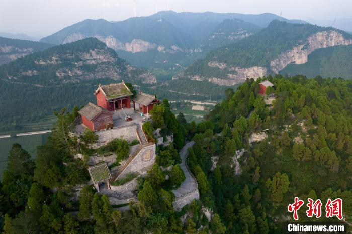 航拍在险峻孤峰上建造的明代道观——祖师顶。　韦亮 摄