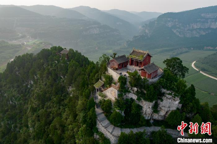 航拍在险峻孤峰上建造的明代道观——祖师顶。　韦亮 摄