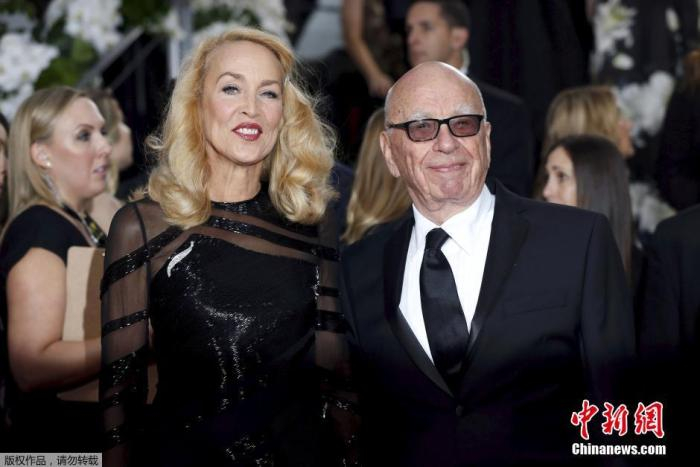 资料图：默多克与第四任妻子霍尔。