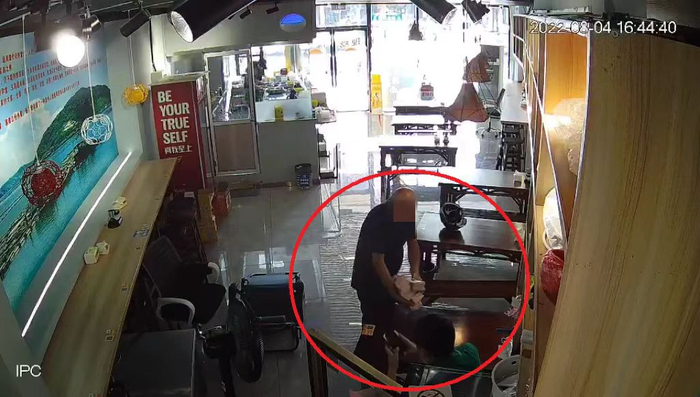 面馆店员将23万元现金扔在桌子上。