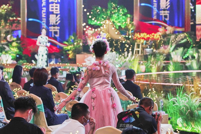 开幕式上的美丽背影。