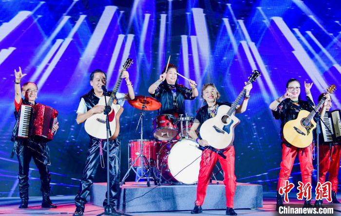 中华慈孝人物/团队——杭州摇滚奶奶乐队现场演奏 谭玉坤 摄