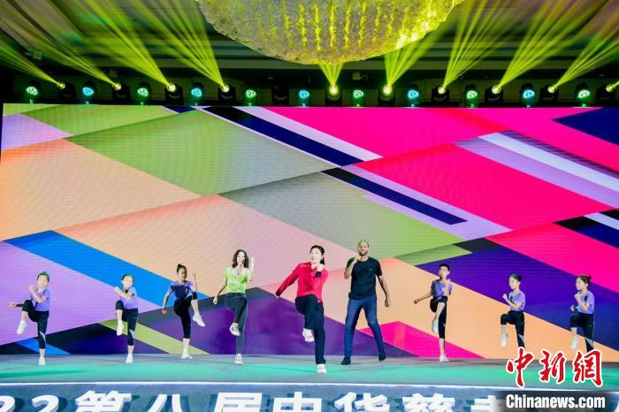 徐梦桃带领留学生与少年儿童跳健身操 谈玉坤 摄