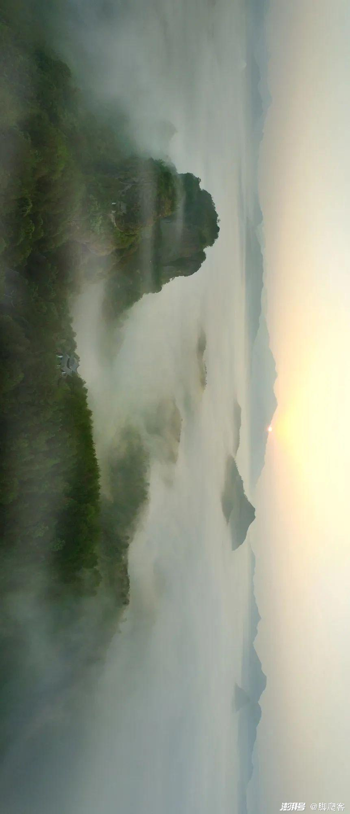 俯瞰东西岩云海，两座山峰如神仙遗弃的钟鼓©浙江东西岩风景区提供