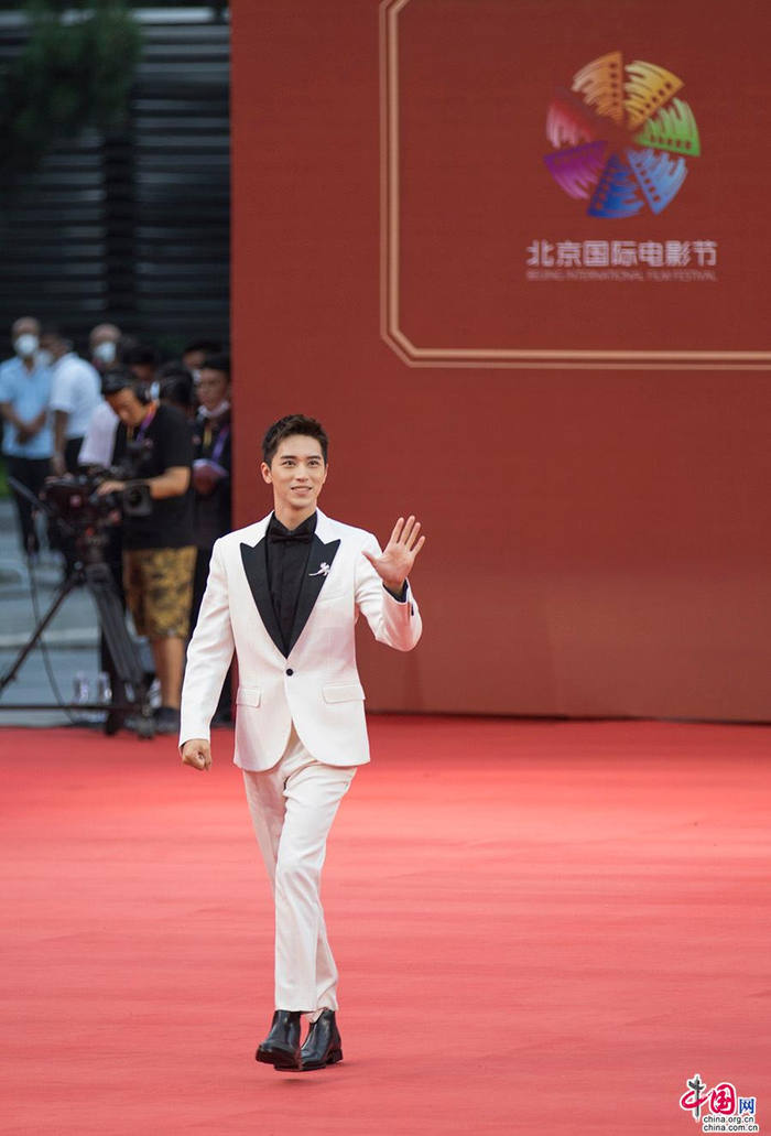 歌手、演员许魏洲步入红毯。中国网记者 马旷/摄 