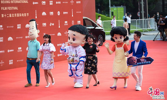 《大头儿子和小头爸爸》剧组亮相北影节红毯。中国网记者 马旷/摄 