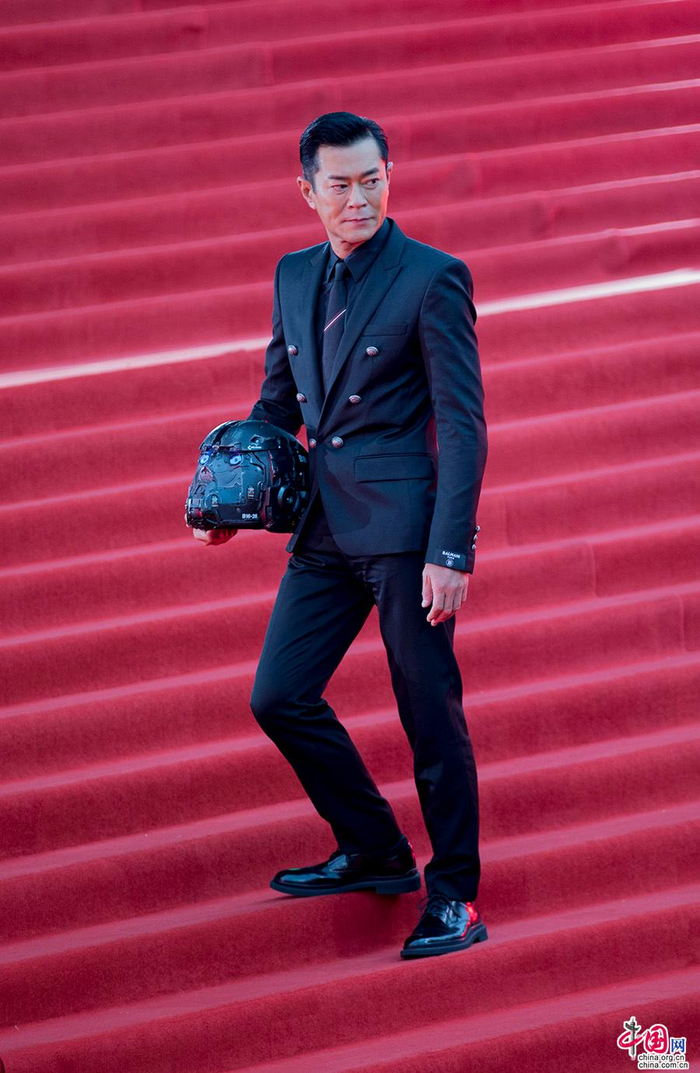 古天乐拿着他在《明日战记》中的头盔亮相北影节红毯，并现场展示头盔功能。中国网记者 马旷/摄 