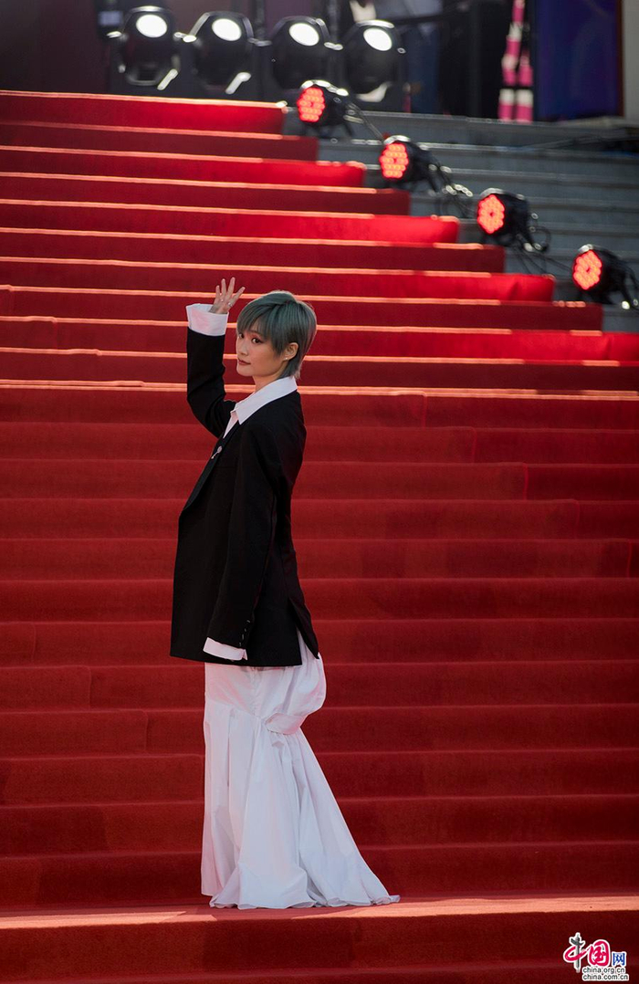 歌手李宇春在红毯向观众挥手致意。中国网记者 马旷/摄 