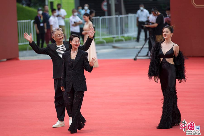 《我的非凡父母》剧组，吴岱融、惠英红、吴千语步入红毯，在影片中他们饰演特别的一家三口。中国网记者 马旷/摄