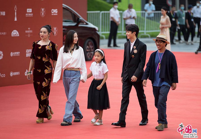 《断·桥》剧组步入红毯，王俊凯帅气登场。中国网记者 马旷/摄 