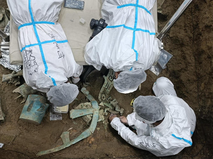 7月7日，三星堆8号坑的工作人员正在进行清理发掘。新京报记者 吴采倩 摄